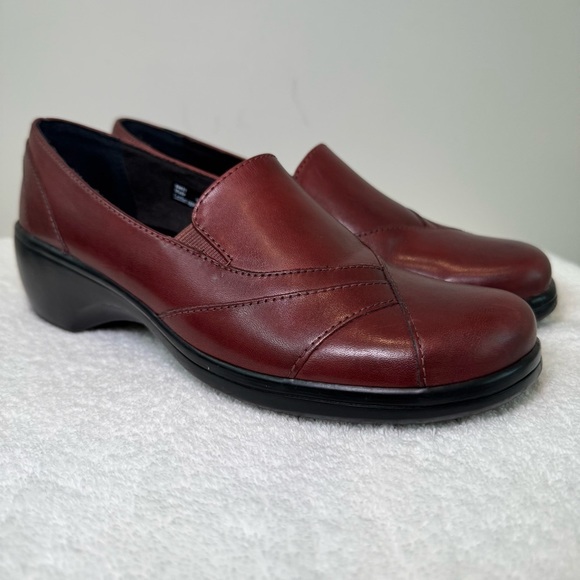 Clarks Womens size 7.5 Burgundy Leather Slip-On Casual Wedge‎ Loafers - Picture 1 of 8
